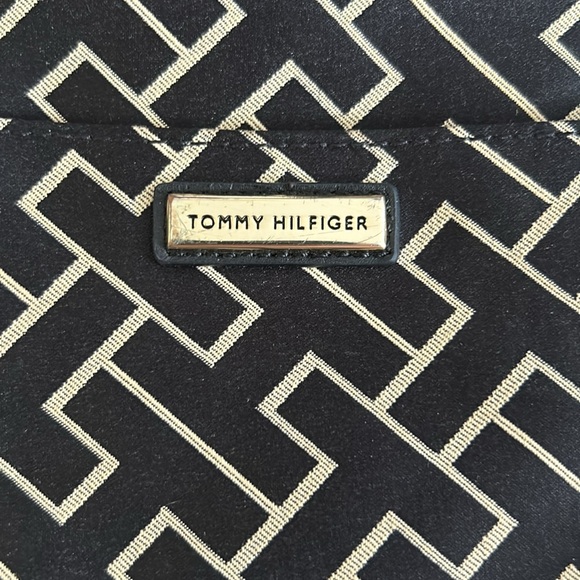 Tommy Hilfiger Wristlet - Picture 2 of 6